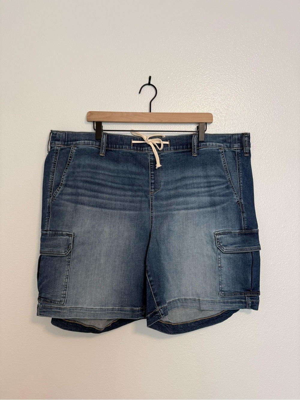Torrid - 8'' Weekend Bermuda Blue Pull On Mid-Rise Drawstring Cargo Short - 3X - Picture 2 of 9